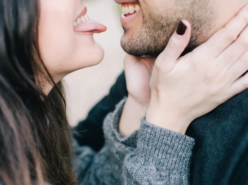 Ovo su, prema istraživanjima, znakovi koji ukazuju na to da netko očijuka s vama