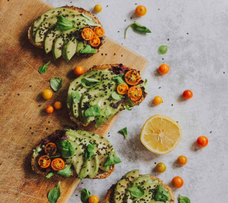 Avokao tost s limunom i rajčicama