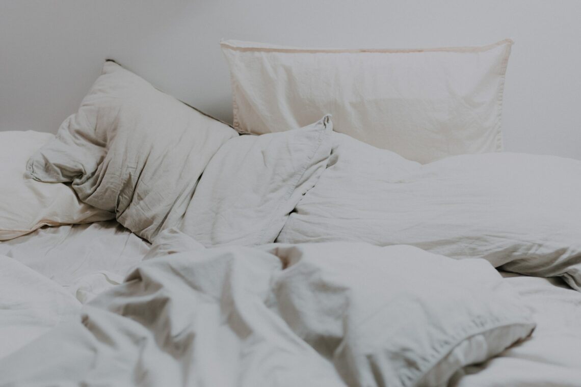 Krevet s jastucima i pokrivačem
