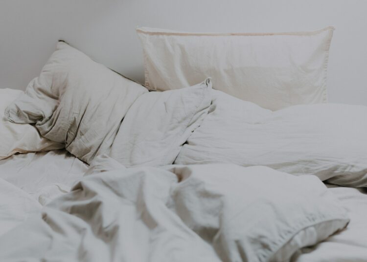 Krevet s jastucima i pokrivačem