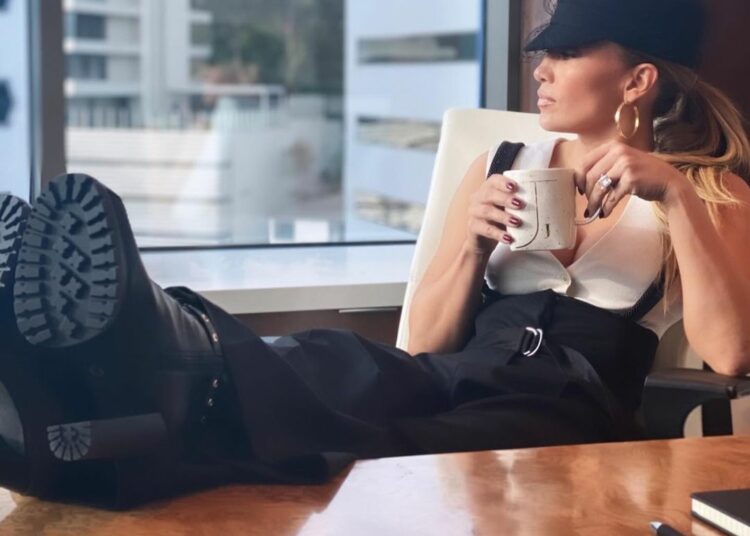 Jennifer Lopez pije čaj