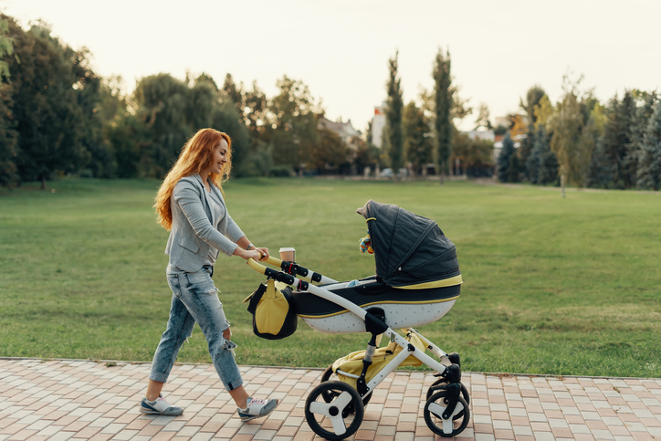 Majka i beba u kolicima u šetnji