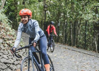 Žene bicikliraju po strmoj stazi