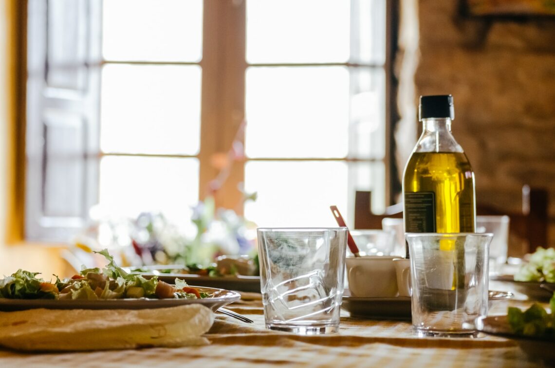 Maslinovo ulje i hrana na stolu