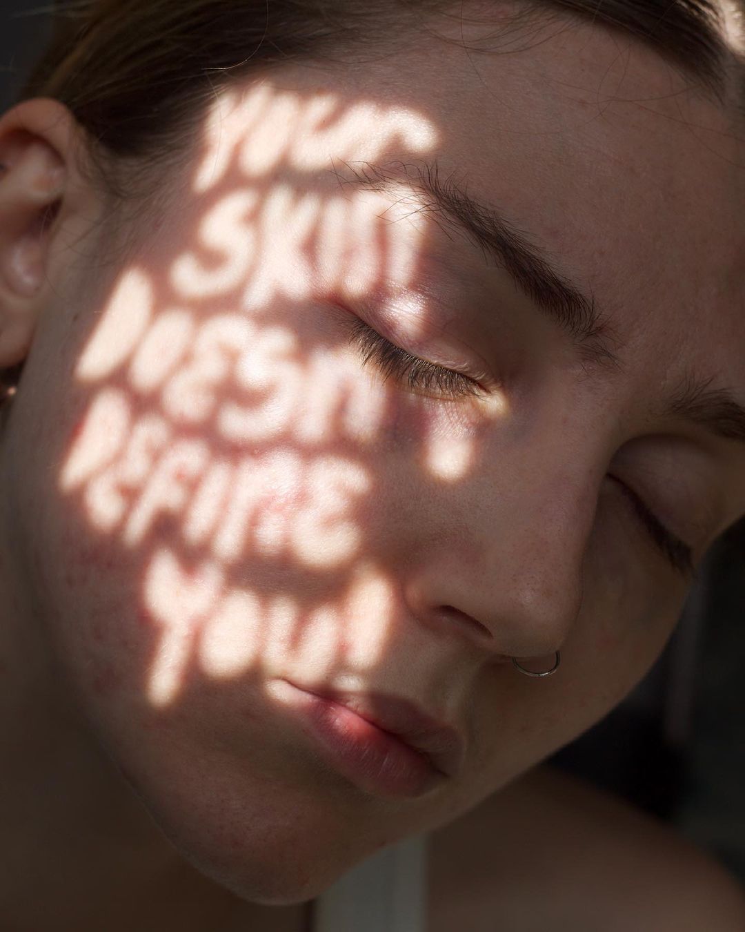 Your Skin Doesnt Define You natpis na licu
