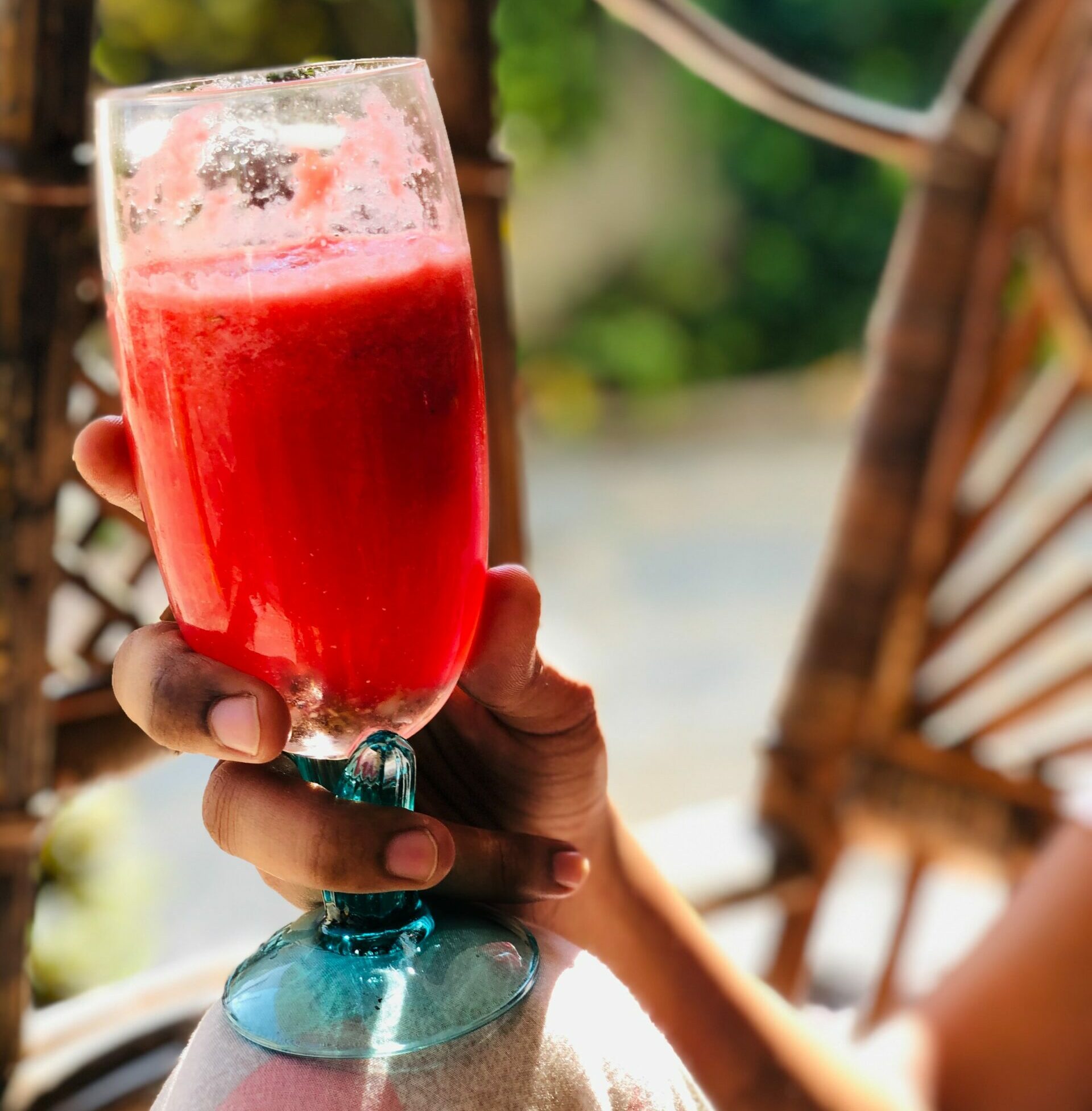 Žena drži sok od rajčice