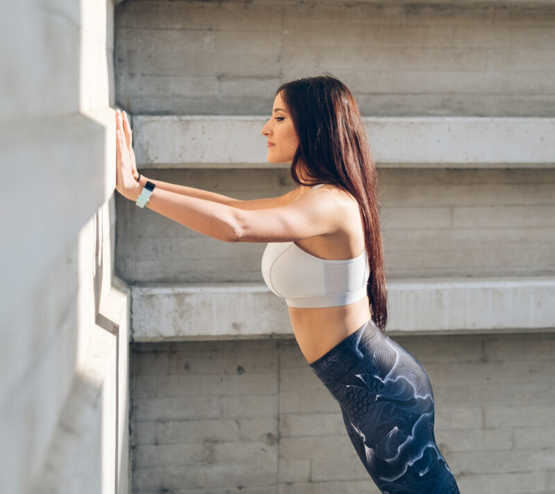 Žena izvodi sklekove uza zid