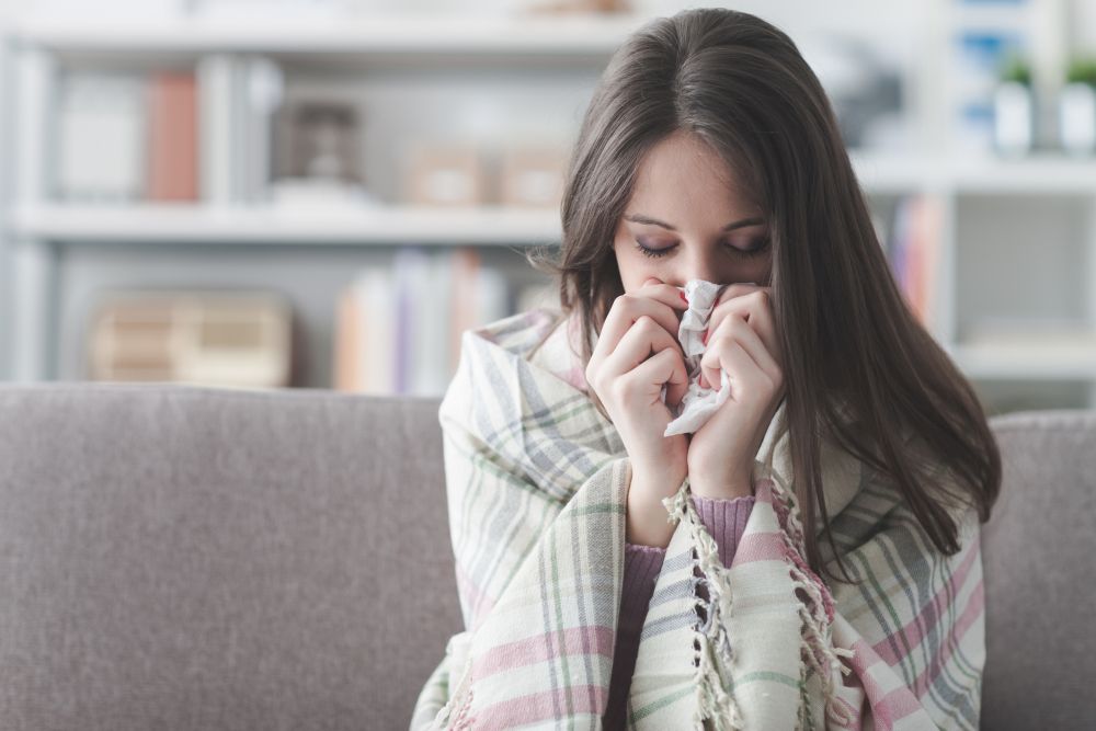 prehlađena žena, simptomi covida