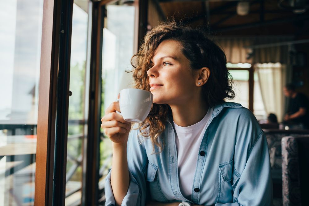 žena pije kavu