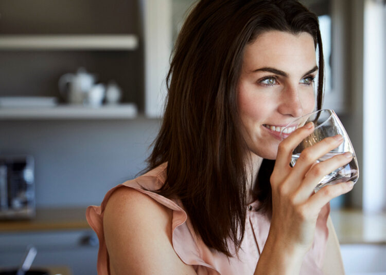Može li pijenje vode hidratizirati kožu