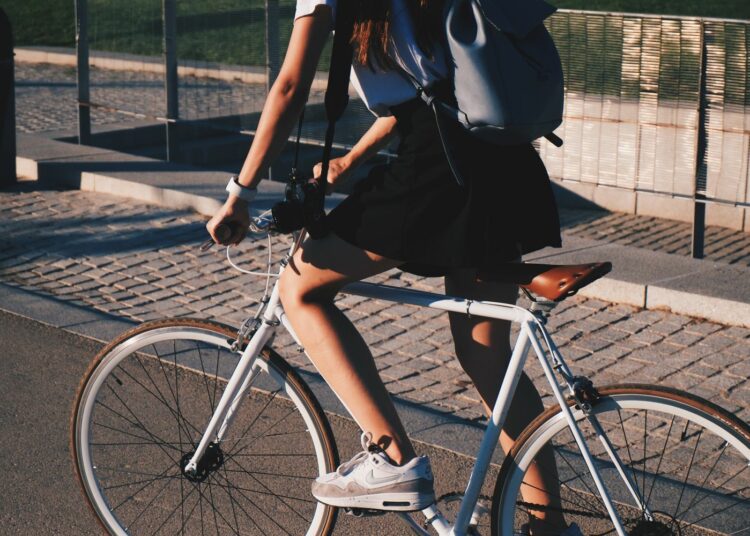 žena na biciklu