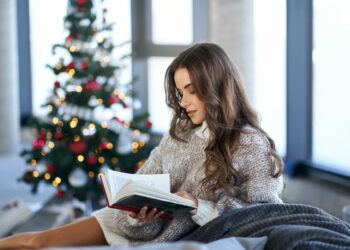 žena čita knjigu, knjiga za božić