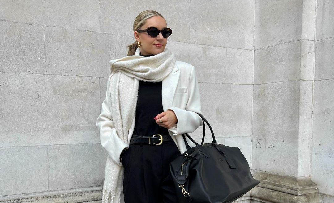 žena u bijelom kaputu modne kombinacije