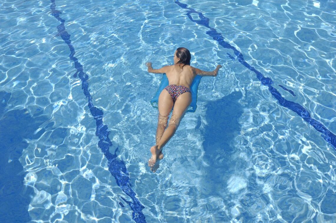 berlin žene u toplesu na bazenu