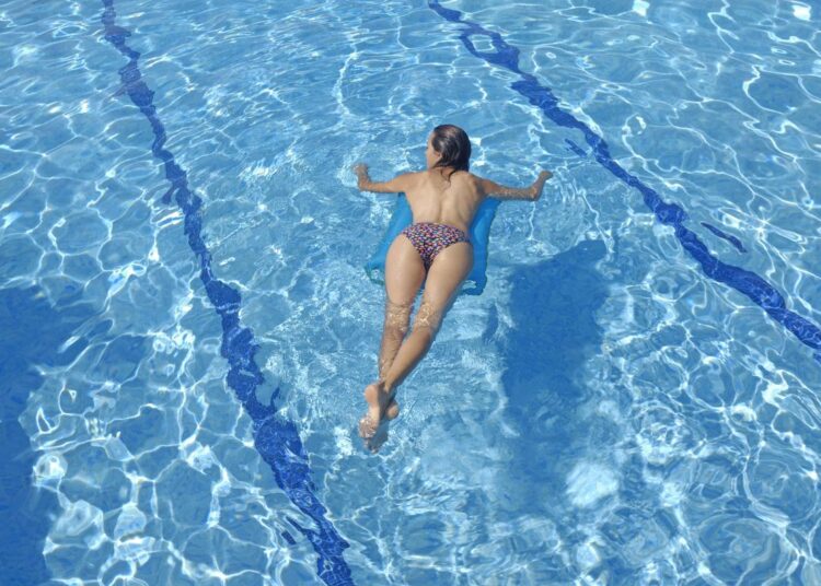 berlin žene u toplesu na bazenu