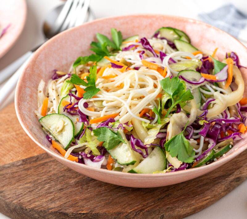 Azijska salata od sezamovih noodlesa