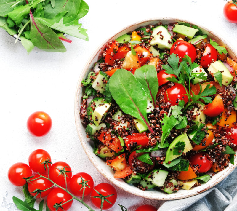 Mediteranska salata s kvinojom