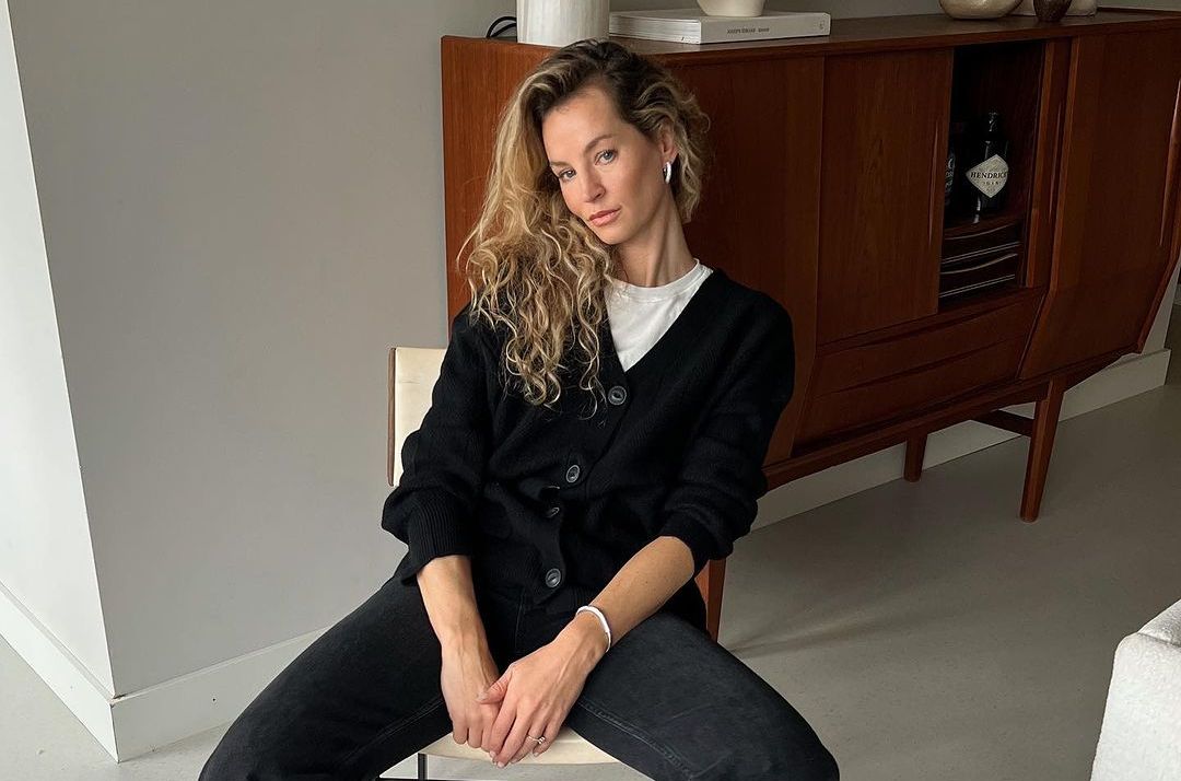 kako nositi bijeli t-shirt na dzemper