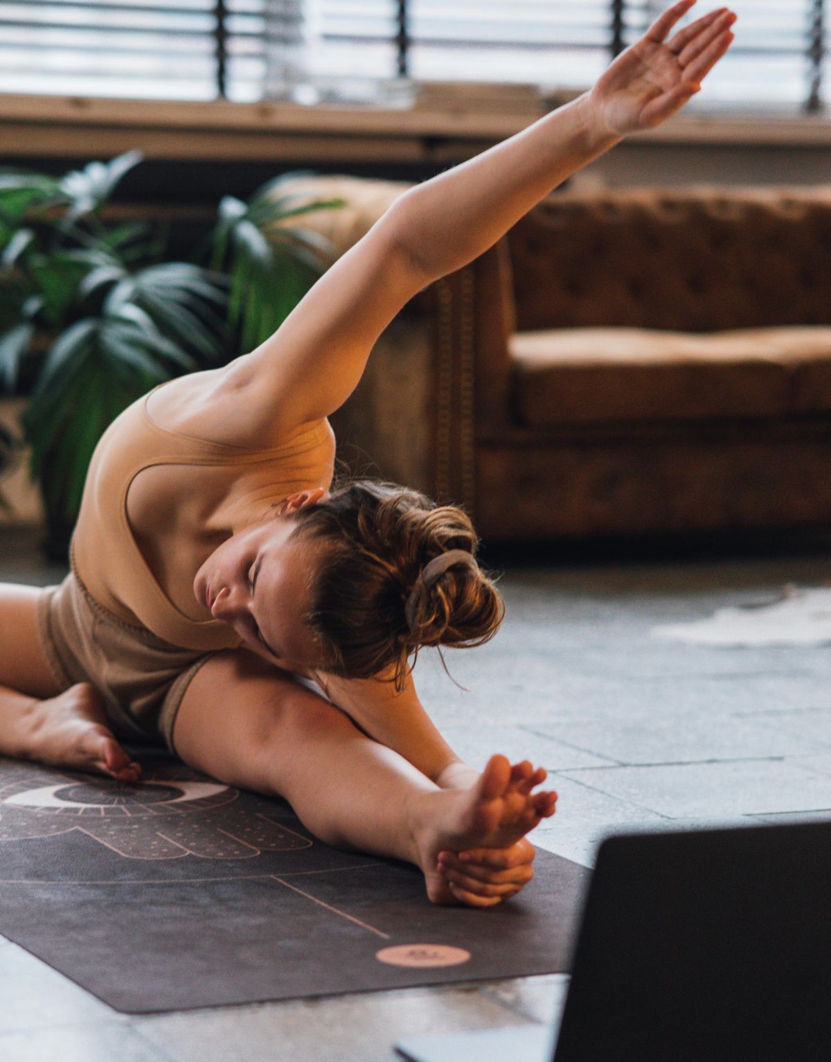 joga pilates skidanja sala na trbuhu