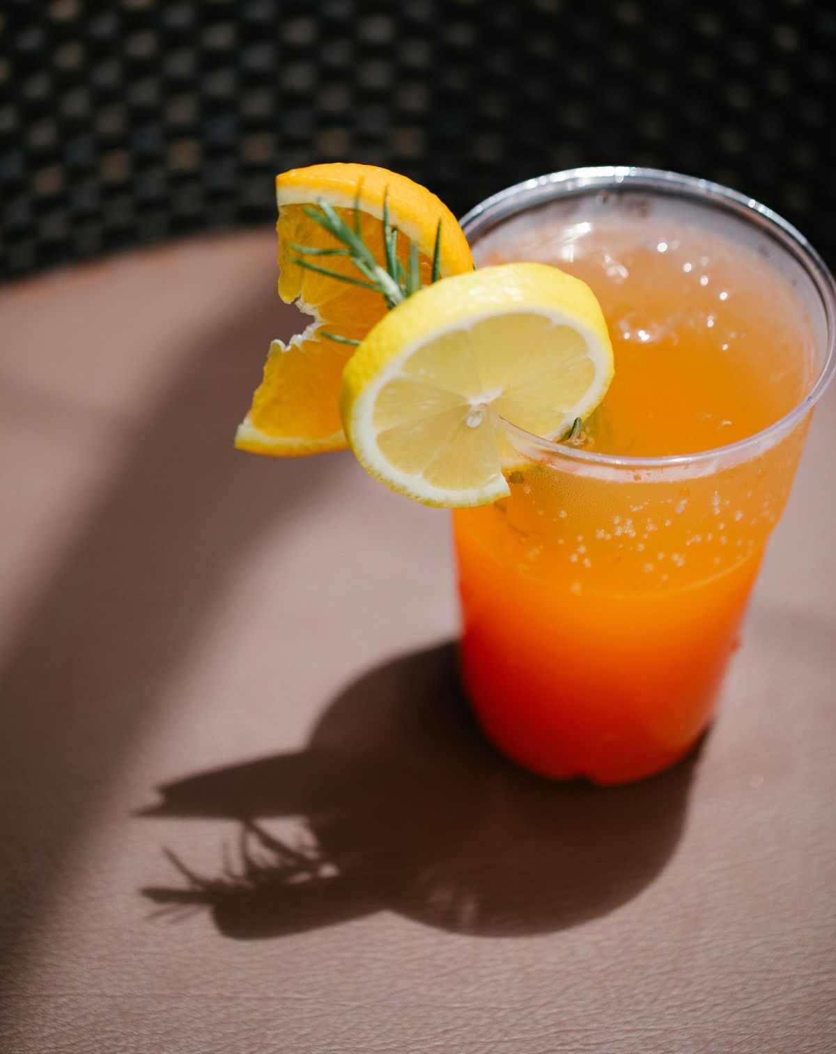 prirodni sokovi sa sezonskim voćem