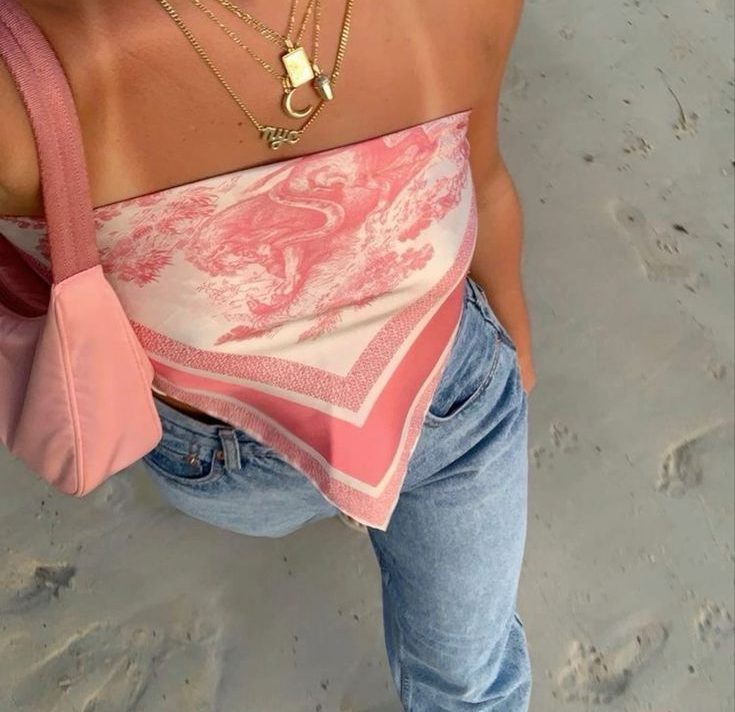 Hailey Bieber top u stilu marame