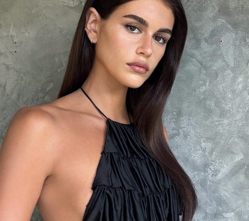 Brinete, pažnja: Nijansa čokoladne glazure Kaie Gerber vraća tamne boje kose u fokus