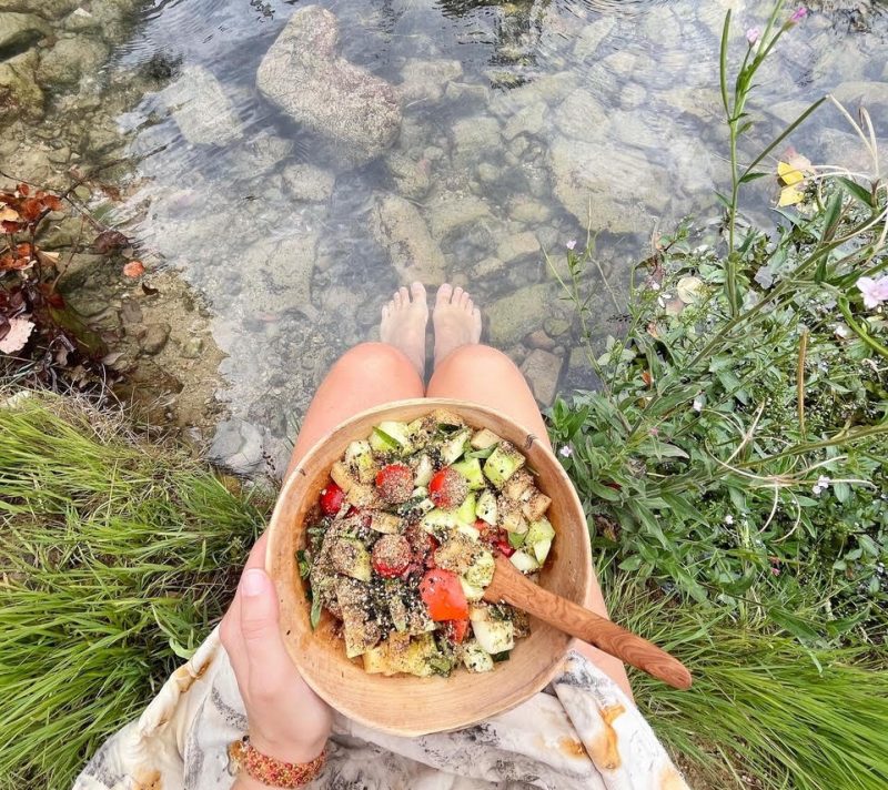 Ena svojim Mind Food okupljanjima redefinira naš odnos prema hrani i potiče svjesno jedenje