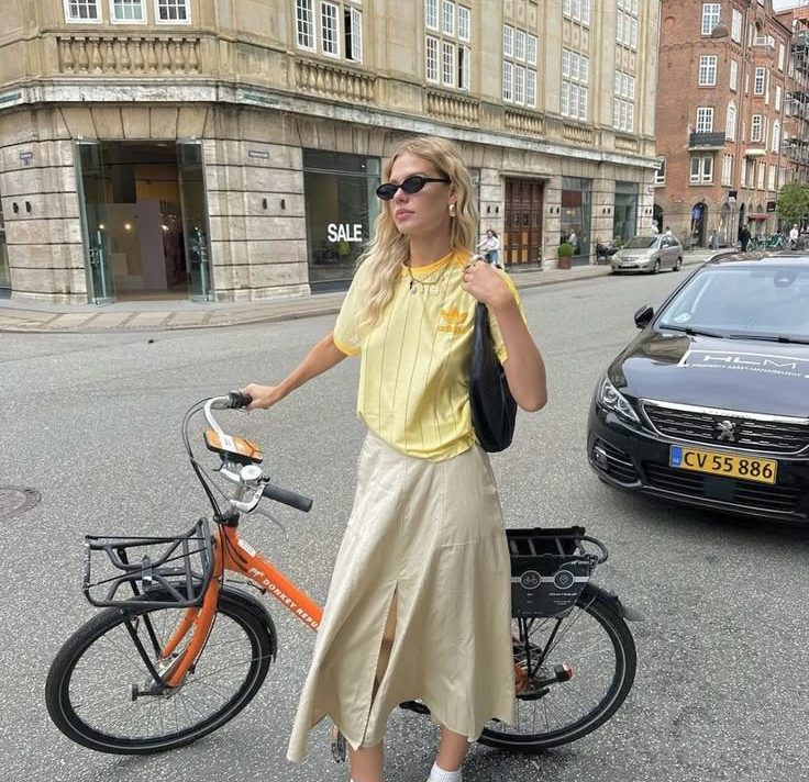 Trendseterice obožavaju maksi suknje i tenisice