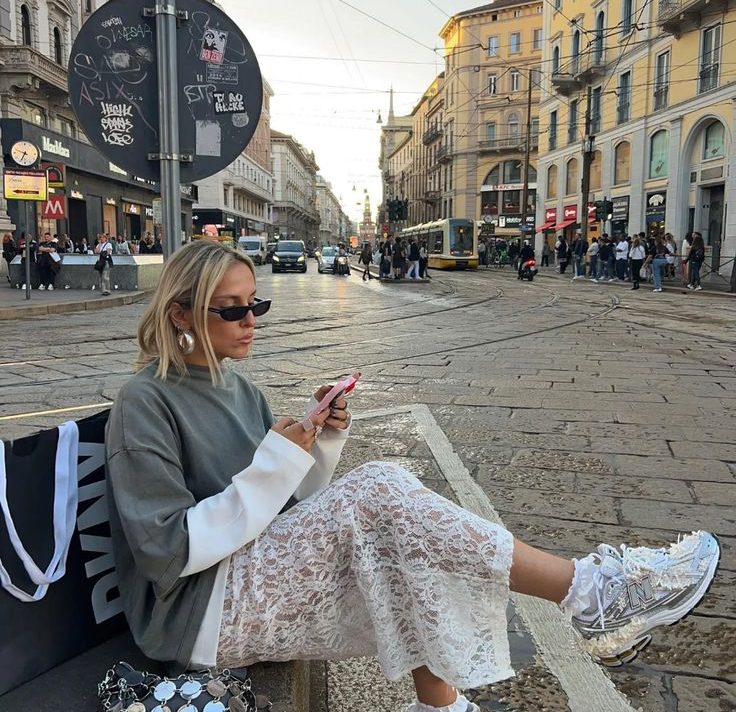 Trendseterice obožavaju maksi suknje i tenisice