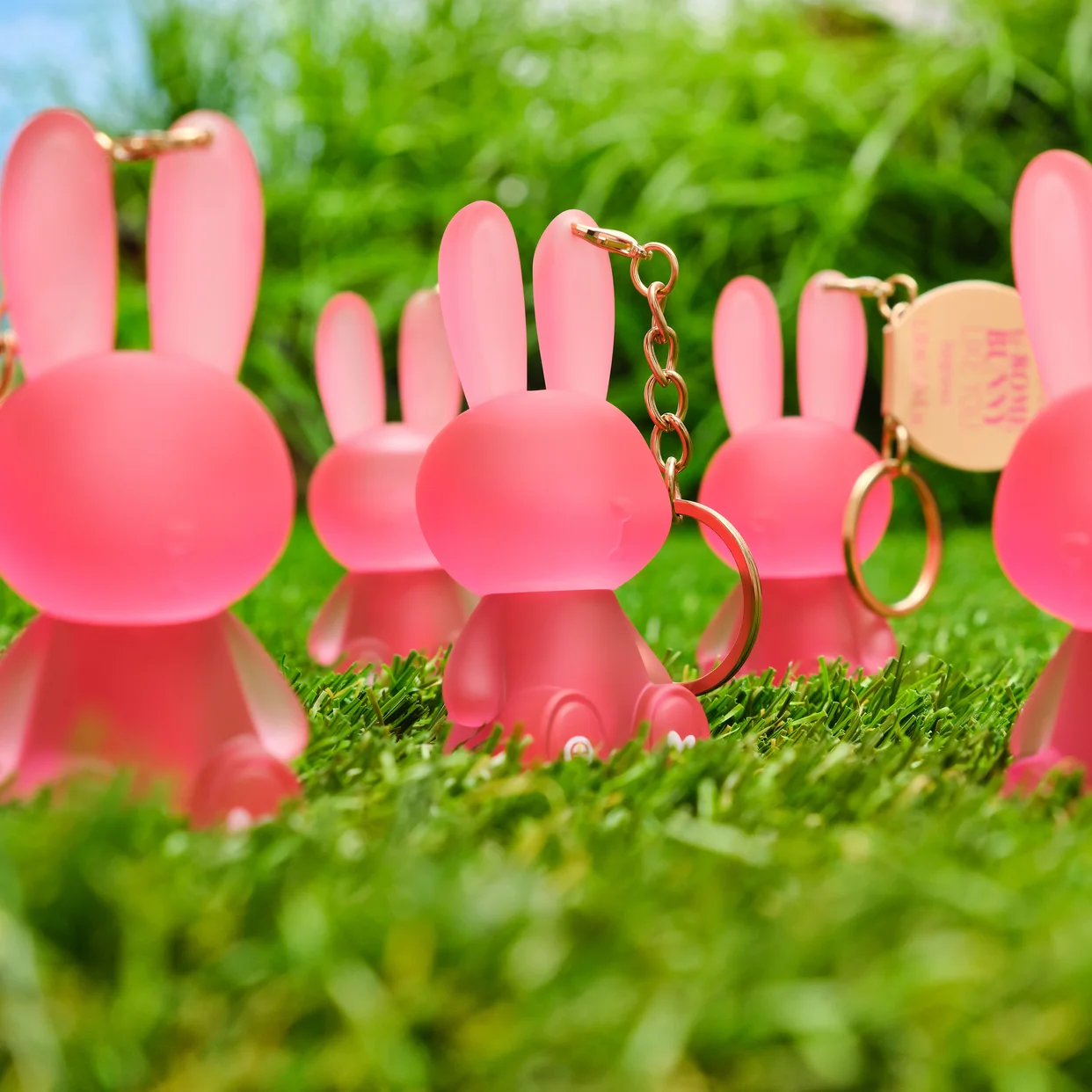 Novo essence SOMEBUNNY LIKE YOU sjajilo za usne nije samo beauty must-have – već i najslađi modni dodatak koji možete ponijeti sa sobom gdje god išli! Sa svojom suptilnom bojom i 3D sjajem, vašim usnama daje prirodan, sjajan završetak. A najbolji dio? Yummy miris vanilije čini svako nanošenje malim trenutkom self-care uživanja. Zahvaljujući praktičnom dizajnu s privjeskom, vaše novo sjajilo uvijek je uz vas – spremno za brzo osvježenje bilo kad, bilo gdje! Zašto obožavamo ovo sjajilo essence SOMEBUNNY LIKE YOU sjajilo za usne You Make Me So Hoppy! • Blago prekrivanje s 3D sjajem • Sladak miris vanilije • Praktičan dizajn s privjeskom za brzo osvježenje u pokretu