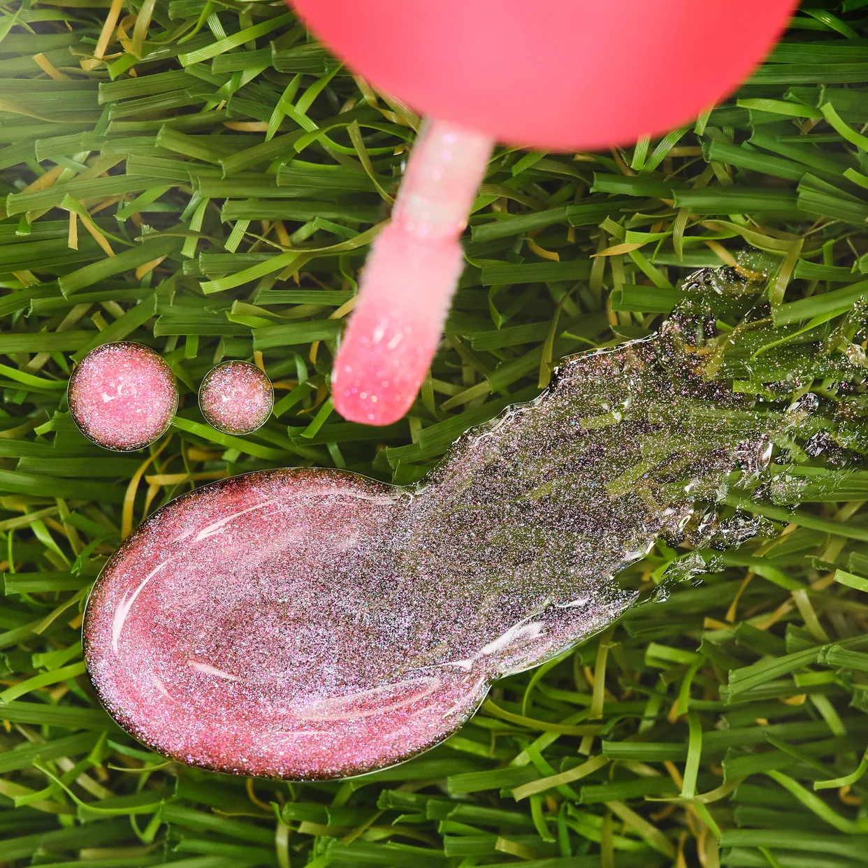 Novo essence SOMEBUNNY LIKE YOU sjajilo za usne nije samo beauty must-have – već i najslađi modni dodatak koji možete ponijeti sa sobom gdje god išli! Sa svojom suptilnom bojom i 3D sjajem, vašim usnama daje prirodan, sjajan završetak. A najbolji dio? Yummy miris vanilije čini svako nanošenje malim trenutkom self-care uživanja. Zahvaljujući praktičnom dizajnu s privjeskom, vaše novo sjajilo uvijek je uz vas – spremno za brzo osvježenje bilo kad, bilo gdje! Zašto obožavamo ovo sjajilo essence SOMEBUNNY LIKE YOU sjajilo za usne You Make Me So Hoppy! • Blago prekrivanje s 3D sjajem • Sladak miris vanilije • Praktičan dizajn s privjeskom za brzo osvježenje u pokretu 