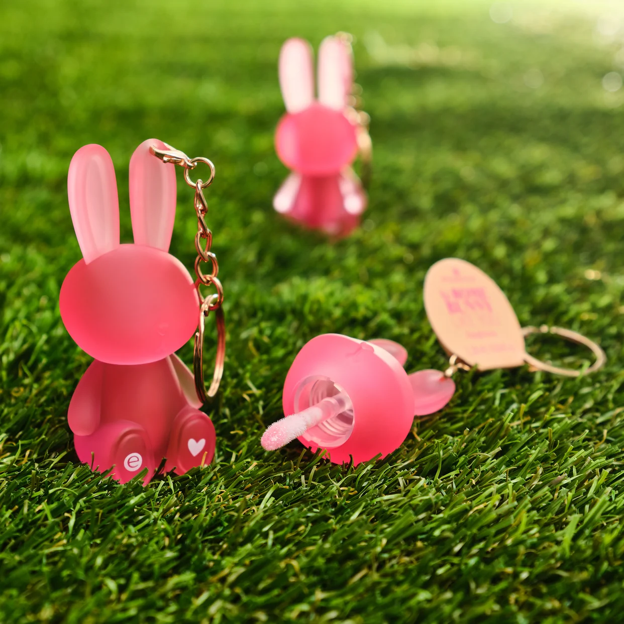 Novo essence SOMEBUNNY LIKE YOU sjajilo za usne nije samo beauty must-have – već i najslađi modni dodatak koji možete ponijeti sa sobom gdje god išli! Sa svojom suptilnom bojom i 3D sjajem, vašim usnama daje prirodan, sjajan završetak. A najbolji dio? Yummy miris vanilije čini svako nanošenje malim trenutkom self-care uživanja. Zahvaljujući praktičnom dizajnu s privjeskom, vaše novo sjajilo uvijek je uz vas – spremno za brzo osvježenje bilo kad, bilo gdje! Zašto obožavamo ovo sjajilo essence SOMEBUNNY LIKE YOU sjajilo za usne You Make Me So Hoppy! • Blago prekrivanje s 3D sjajem • Sladak miris vanilije • Praktičan dizajn s privjeskom za brzo osvježenje u pokretu 