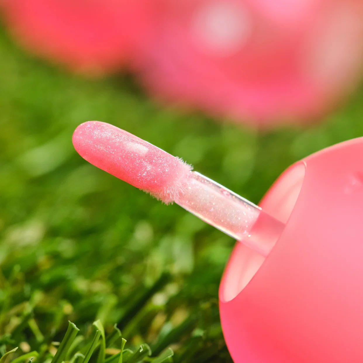 Novo essence SOMEBUNNY LIKE YOU sjajilo za usne nije samo beauty must-have – već i najslađi modni dodatak koji možete ponijeti sa sobom gdje god išli! Sa svojom suptilnom bojom i 3D sjajem, vašim usnama daje prirodan, sjajan završetak. A najbolji dio? Yummy miris vanilije čini svako nanošenje malim trenutkom self-care uživanja. Zahvaljujući praktičnom dizajnu s privjeskom, vaše novo sjajilo uvijek je uz vas – spremno za brzo osvježenje bilo kad, bilo gdje! Zašto obožavamo ovo sjajilo essence SOMEBUNNY LIKE YOU sjajilo za usne You Make Me So Hoppy! • Blago prekrivanje s 3D sjajem • Sladak miris vanilije • Praktičan dizajn s privjeskom za brzo osvježenje u pokretu 