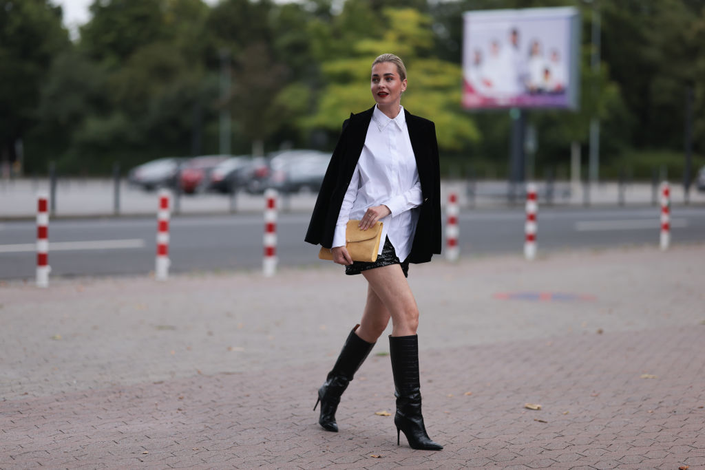 Kako stilizirati klasičnu bijelu košulju