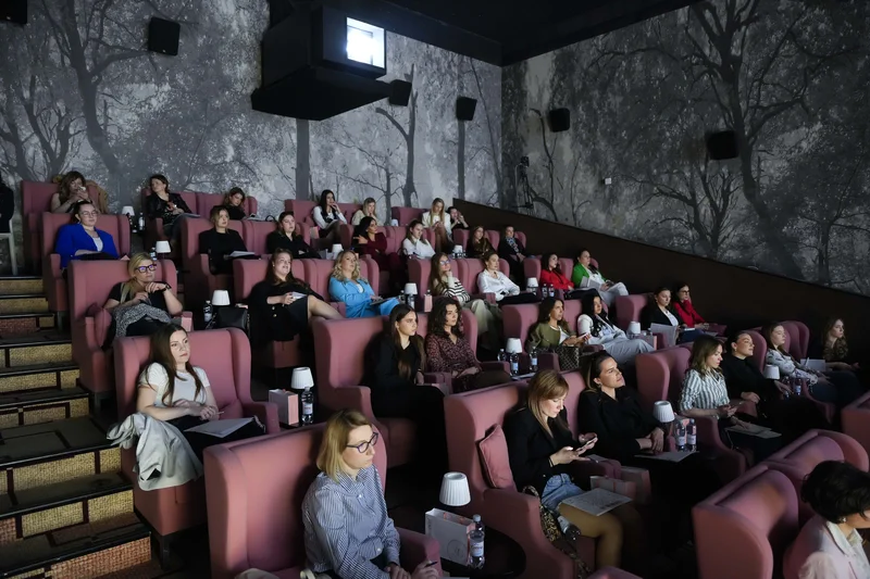 Masterclass u organizaciji DermaCare centra i brenda Jane Iredale održao se u Zagrebu, a polaznicima su dvojica edukatora demonstrirali kreiranje dnevnog, večernjeg i bridal looka - koji su za podlogu imali novi Skintuition SPF 30 Radiance-Boosting Liquid puder.