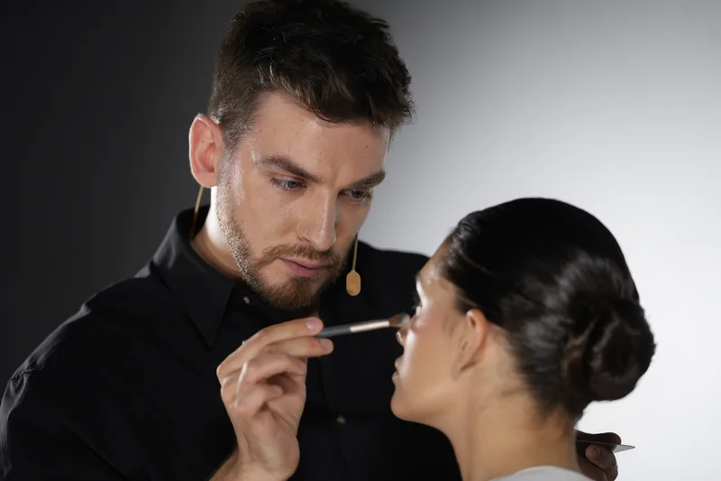 Masterclass u organizaciji DermaCare centra i brenda Jane Iredale održao se u Zagrebu, a polaznicima su dvojica edukatora demonstrirali kreiranje dnevnog, večernjeg i bridal looka - koji su za podlogu imali novi Skintuition SPF 30 Radiance-Boosting Liquid puder.