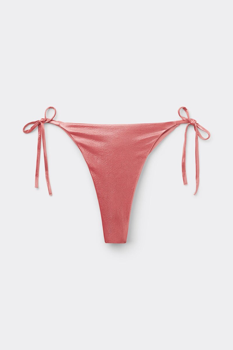 Ovaj model kupaćeg kostima produljuje noge i stanjuje struk