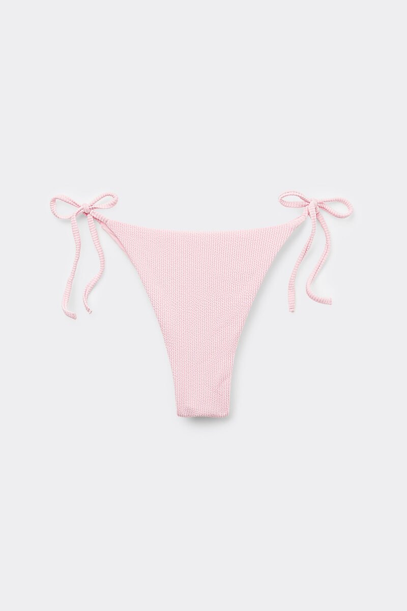 Ovaj model kupaćeg kostima produljuje noge i stanjuje struk