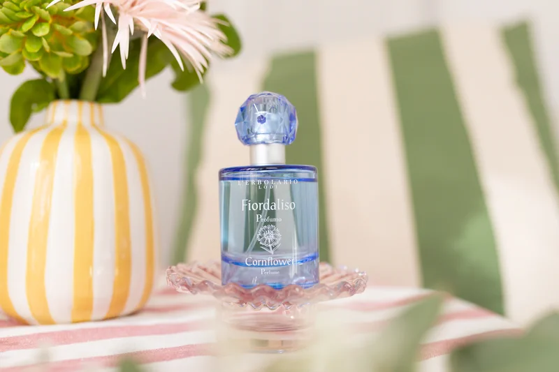 Nova linija prirodne kozmetike s plavim različkom umiruje, hrani i pomlađuje kožu. Istražite L'Erbolario Fiordaliso i otkrijte tajnu besprijekorne kože.