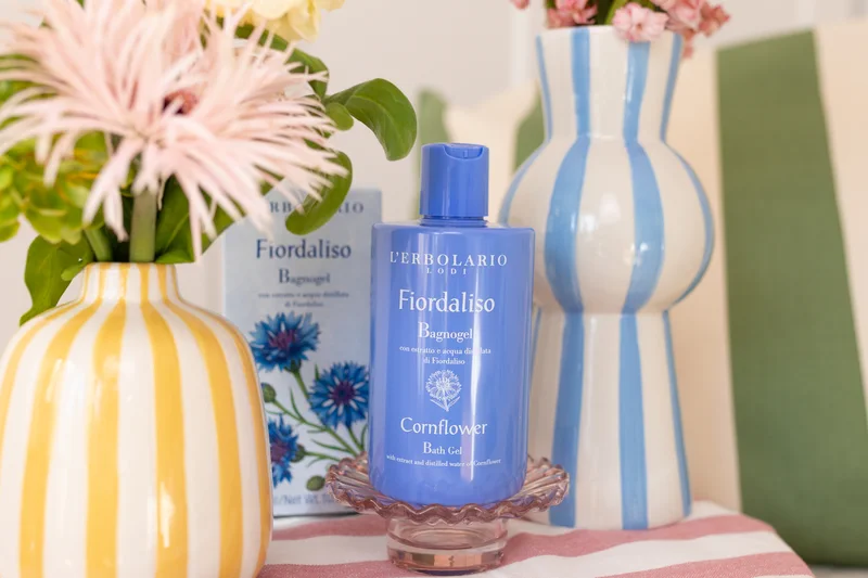 Nova linija prirodne kozmetike s plavim različkom umiruje, hrani i pomlađuje kožu. Istražite L'Erbolario Fiordaliso i otkrijte tajnu besprijekorne kože.