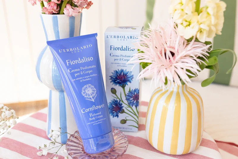Nova linija prirodne kozmetike s plavim različkom umiruje, hrani i pomlađuje kožu. Istražite L'Erbolario Fiordaliso i otkrijte tajnu besprijekorne kože.