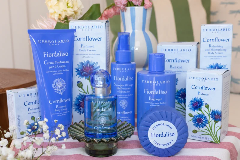 Nova linija prirodne kozmetike s plavim različkom umiruje, hrani i pomlađuje kožu. Istražite L'Erbolario Fiordaliso i otkrijte tajnu besprijekorne kože.