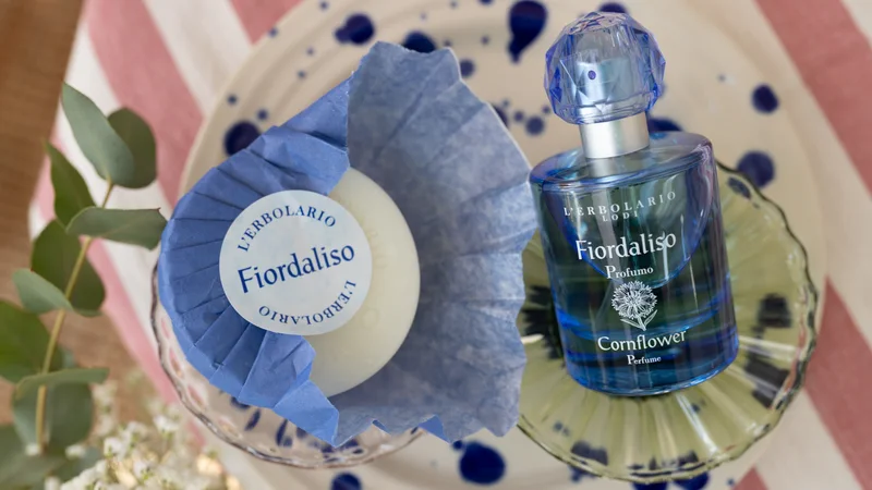 Nova linija prirodne kozmetike s plavim različkom umiruje, hrani i pomlađuje kožu. Istražite L'Erbolario Fiordaliso i otkrijte tajnu besprijekorne kože.