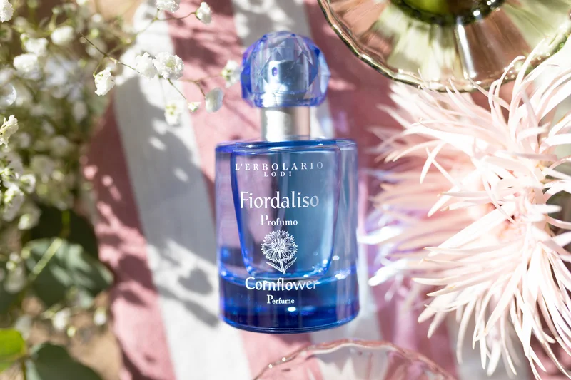 Nova linija prirodne kozmetike s plavim različkom umiruje, hrani i pomlađuje kožu. Istražite L'Erbolario Fiordaliso i otkrijte tajnu besprijekorne kože.