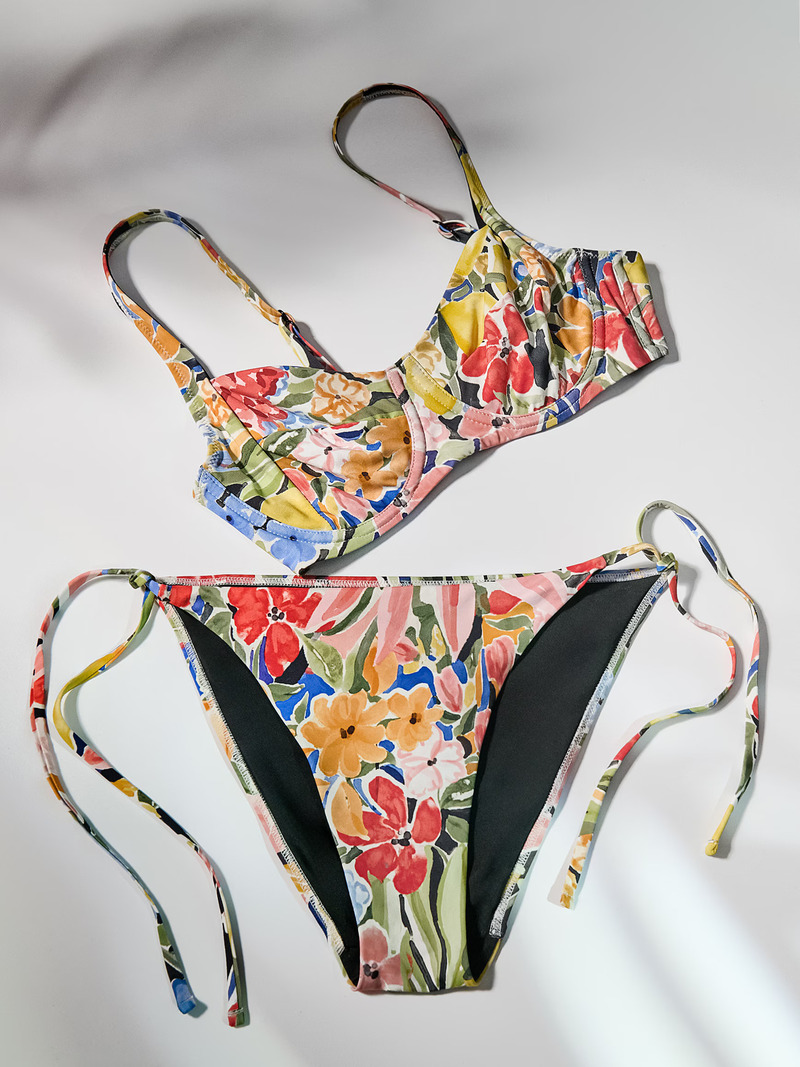 Ovaj model kupaćeg kostima produljuje noge i stanjuje struk