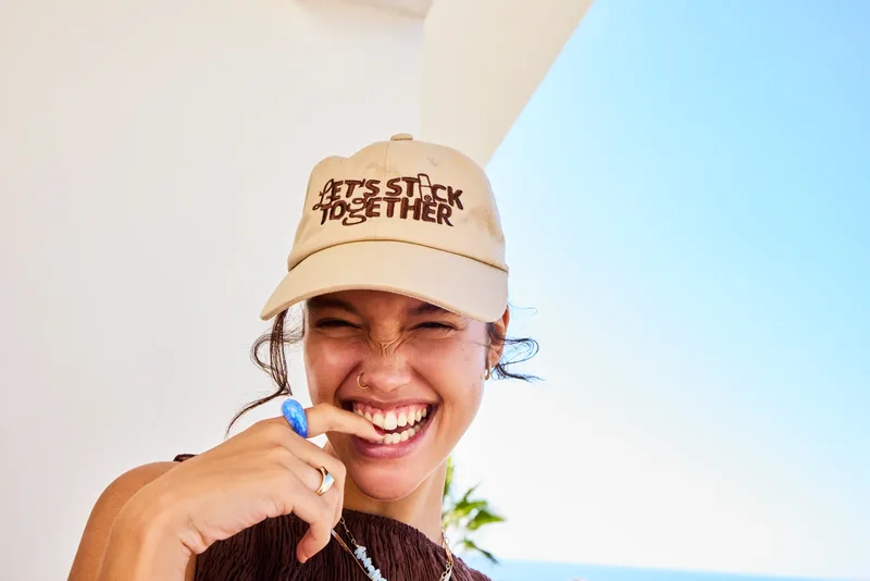 Iz essencea stiže inovativni FOUNDATION stick puder u stiku – must-have proizvod koji će brzo postati vaš novi beauty favorit. U jednom potezu pruža kremastu teksturu, visoku prekrivnu moć i prirodan mat finiš. Toliko je lagan da ćete zaboraviti da ga nosite – ali vaše lice će reći sve.