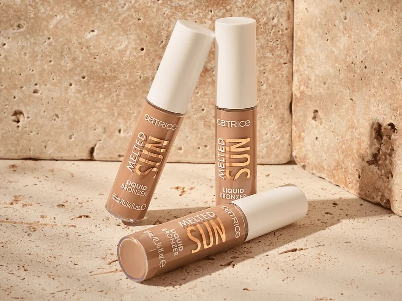 Catrice Melted Sun Liquid Bronzer idealan je izbor za sve koji žele zdrav i osunčan izgled bez izlaganja suncu. Njegova lagana, tekuća tekstura lako se nanosi i blenda, omogućujući precizno konturiranje ili nježno osjenčavanje lica.