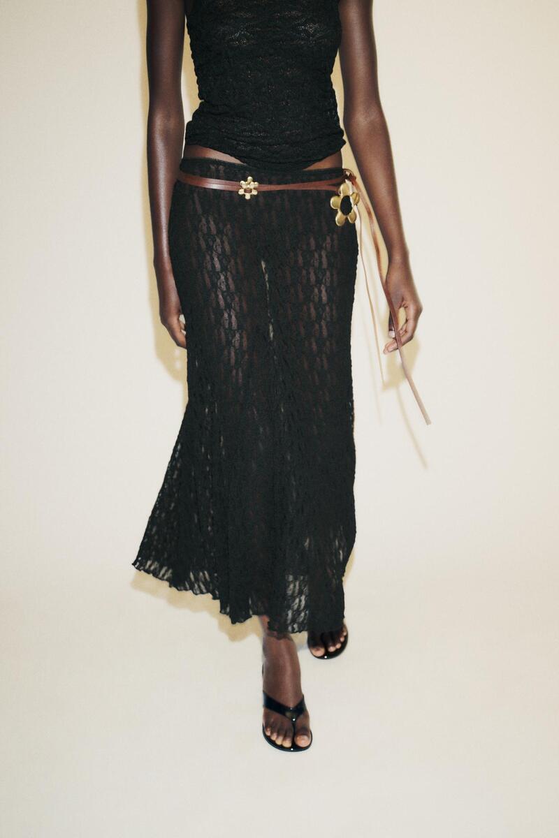 Čipkasta suknja trend za jesen 2025.