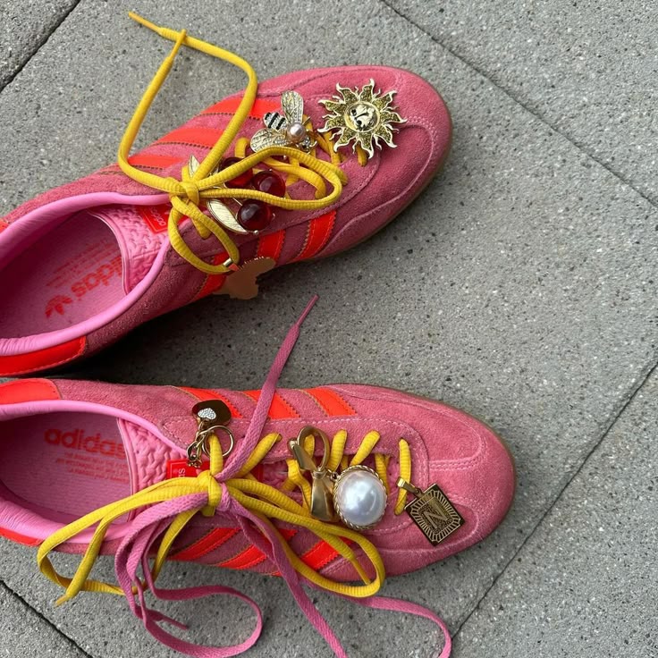 Duple vezice na tenisicama trend 2025