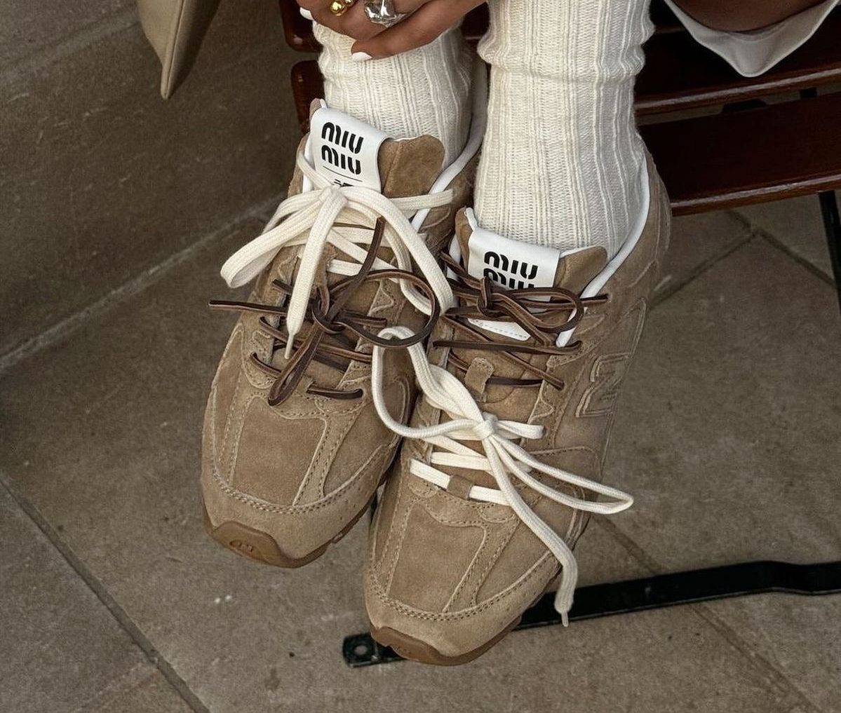 Duple vezice na tenisicama trend 2025 3